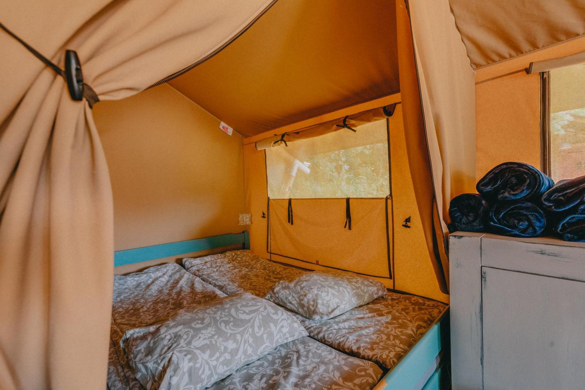 Rendes Glamping Hotel Balatonrendes Bagian luar foto